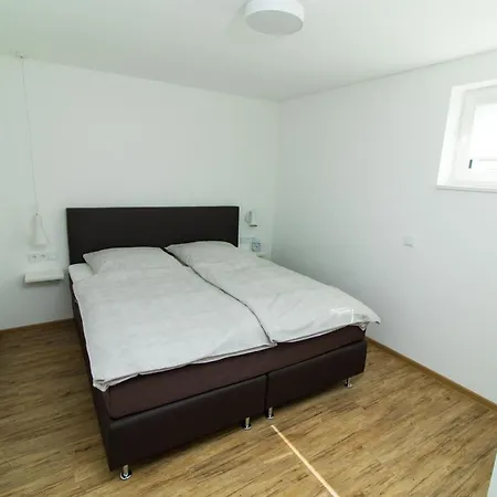 Ferienweingut Ulrike Thul *